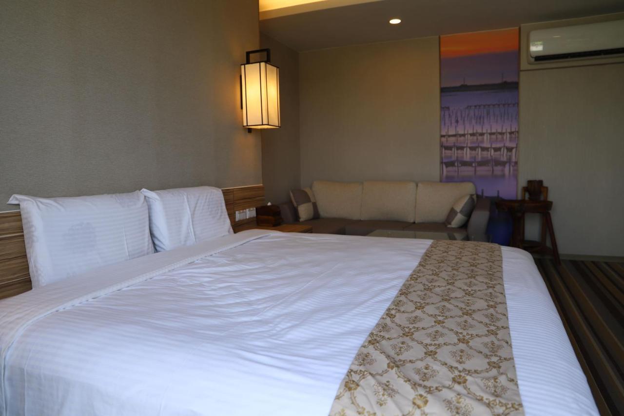 Tainan Julie'S Garden 峰情文旅 Hotell Anping Exteriör bild
