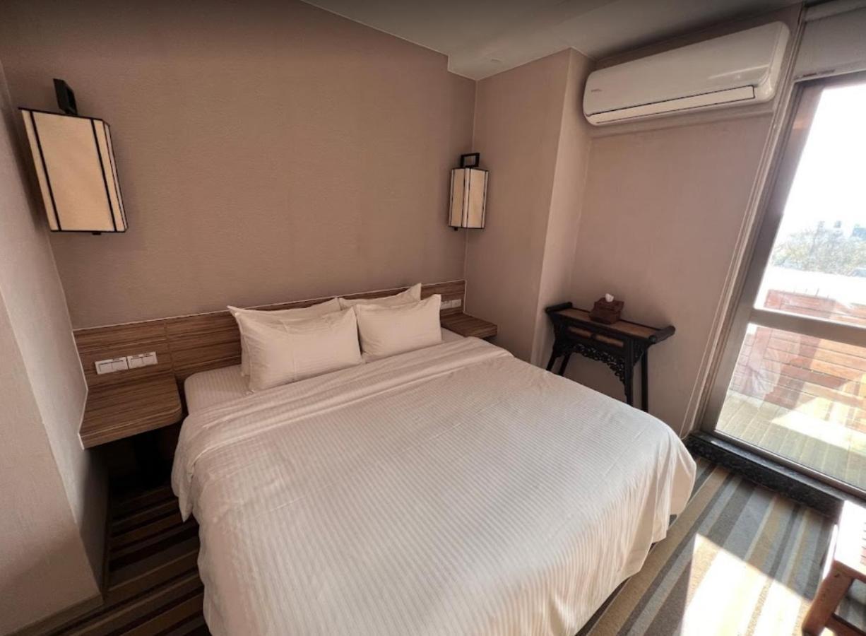 Tainan Julie'S Garden 峰情文旅 Hotell Anping Exteriör bild