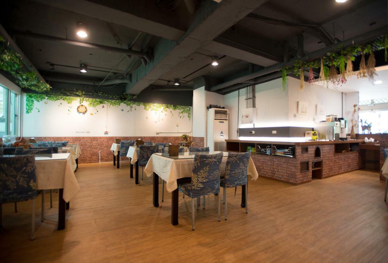 Tainan Julie'S Garden 峰情文旅 Hotell Anping Exteriör bild
