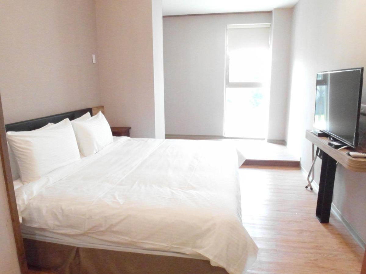 Tainan Julie'S Garden 峰情文旅 Hotell Anping Exteriör bild